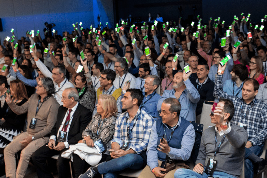 Alumnos de Eurekers participando con los móviles levantados