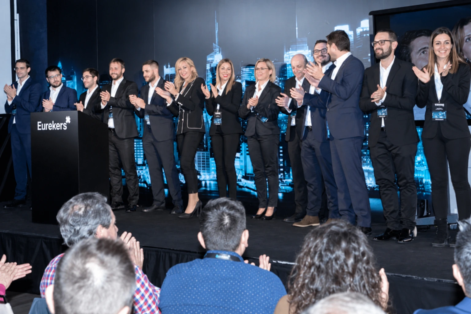 El equipo Eurekers en el escenario durante un encuentro de formación